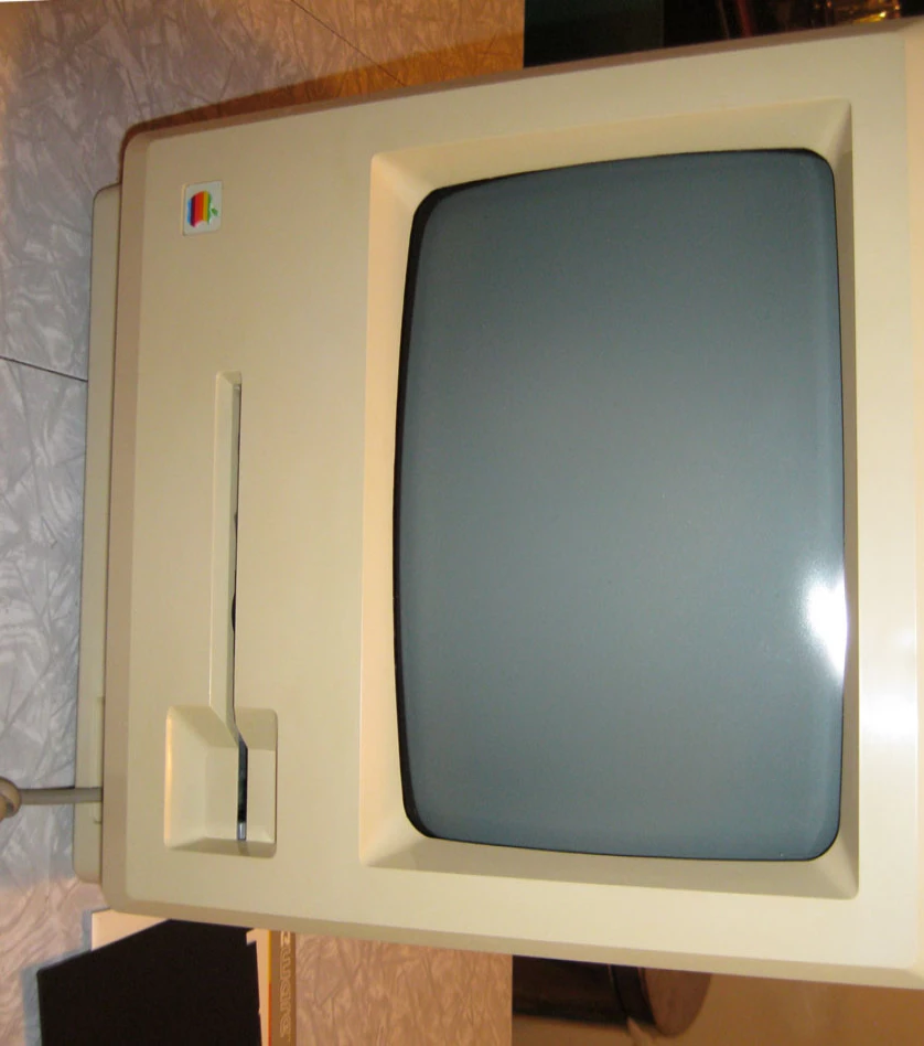 Macintosh KENNEDY スコットランド製 A MACINTOSH CLASSIC II SIGNED BY JOBS AND WOZ, APPLE